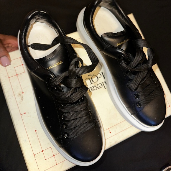 Alexander McQueen - Picture 1 of 4